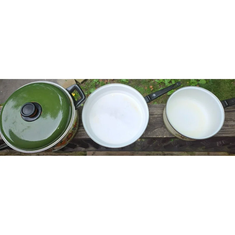 Vintage 1970s Enamelware Cookware Set – Avocado Green Floral (3 Pieces + 1 Lid)